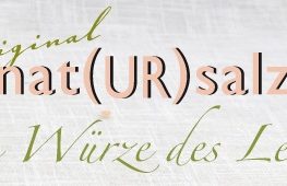 Logo mit Textausschnitten in den Farben Grün und Lachs